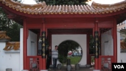 中国帮助建设的位于圣彼得堡市中心的中国园林（美国之音白桦拍摄)