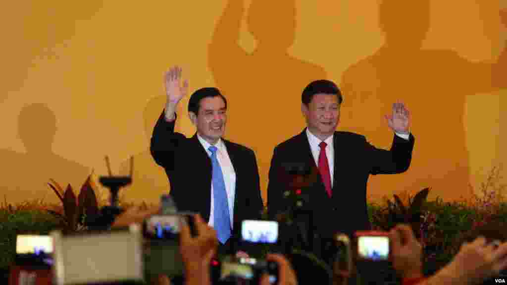 海峡两岸领导人历史性会面 （美国之音记者李逸华拍摄）