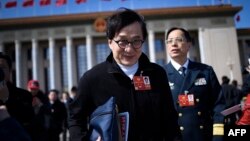 2018年3月15日，香港演員成龍中國人民政治協商會議閉幕式後離開北京人民大會堂。