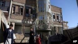 阿富汗人聚集在遭到自杀袭击的喀布尔什叶派文化中心前。（2017年12月28日）