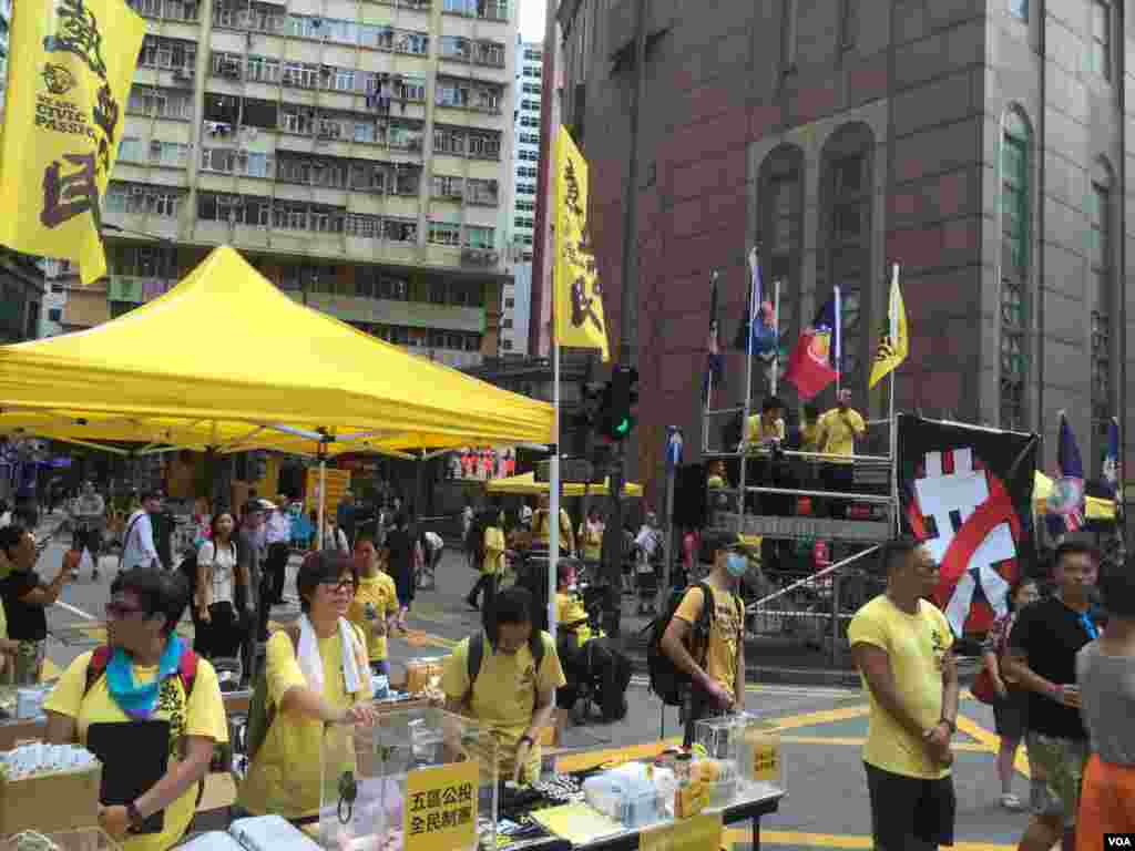  数万港人参加七一大游行誓言守护香港（美国之音海彦拍摄）