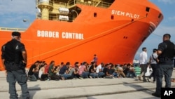 获救的移民在意大利港口下船上岸（2015年8月8日）