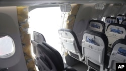 一架波音 737 Max 9 噴射客機在2024年1月於飛行中一個窗口和大塊機身突然鬆脫飛走