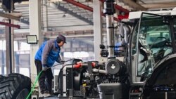2025年1月27日，一名工人在中國東部山東省青州市的一家拖拉機製造廠的車間組裝拖拉機。