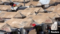 2013年8月26日叙利亚难民在伊拉克库尔德斯坦地区埃尔比勒市郊外一个联合国难民事务高级专员办事处新建的难民营。
