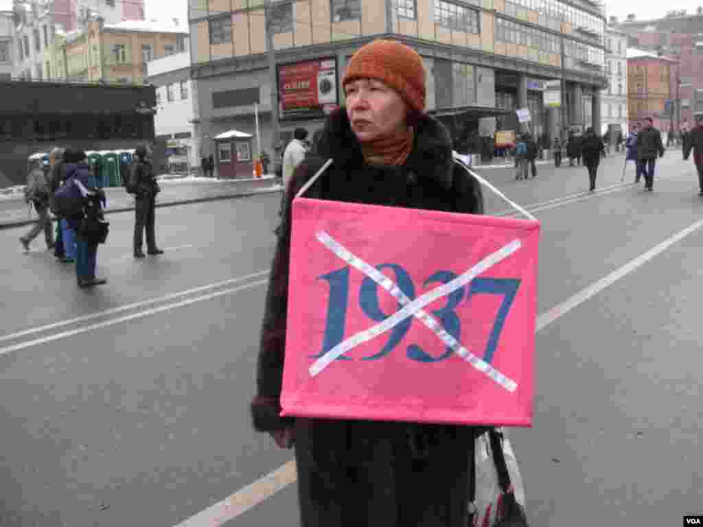 A voter casts his ballot in a polling station near the Saladin Citadel on the third day of voting in the Egyptian presidential election in Cairo, May 28, 2014.