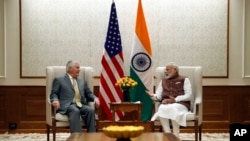 美国国务卿蒂勒森在新德里的印度总理官邸与莫迪总理会面。（2017年10月25日）