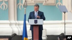 烏克蘭總統波羅申科8月23日烏克蘭國旗日在基輔講話。