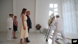 美國總統川普和第一夫人梅蘭妮亞在珍珠港的美國海軍亞利桑那號戰意紀念館敬獻花圈。（2017年11月3日）