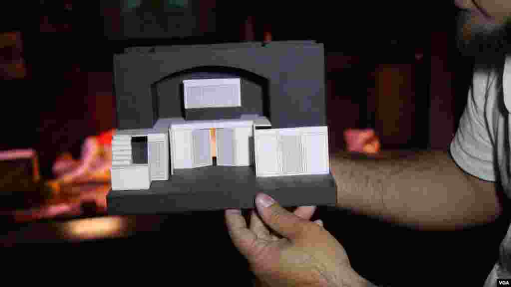 刘士辉制作的舞台模型（美国之音国符拍摄）