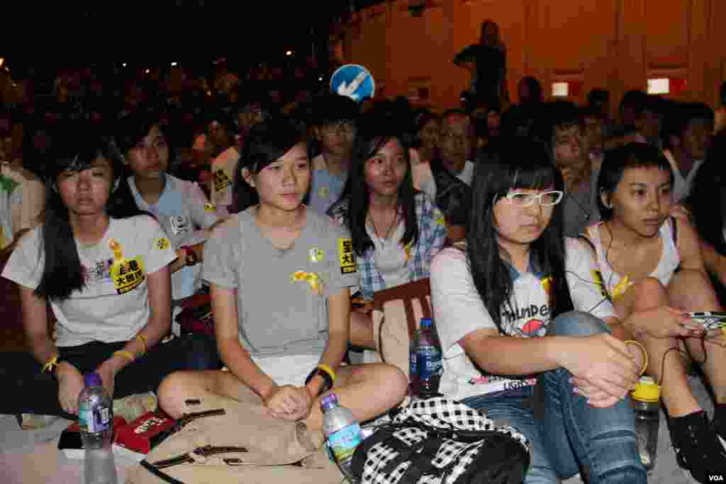 香港中学生首次自发罢课誓争真普选（美国之音海彦拍摄）