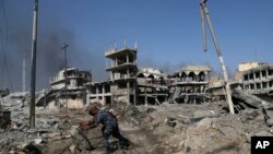 在伊拉克安全部队为打击伊拉克摩苏尔西部的伊斯兰国激进分子而向前进发期间，伊拉克联邦警方开放了通往政府办公楼的道路(2017年3月7日)