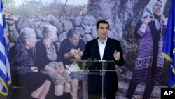 首批重新安置移民星期三从雅典搭乘飞机前往卢森堡后，希腊总理齐普拉斯就此发表讲话。