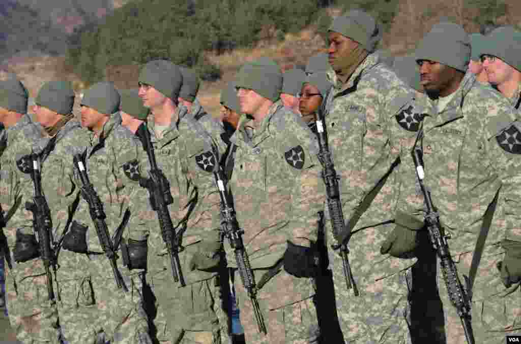 2013年1月25日，韩国抱川，这一天阳光明媚但寒气逼人，气温达到摄氏零下10度。美国陆军第二步兵师的军人立正站好，接受长官检阅。(S. Herman/VOA) 