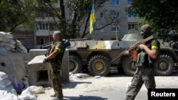 乌克兰军人在顿涅茨克郊外检查站站岗