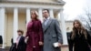 小唐纳德·川普与妻子瓦内萨·川普带着他们的两个孩子参加了在白宫对面的教堂举行的活动后一起走在街上。（2017年1月20日）