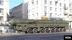 2012年5月莫斯科红场阅兵彩排中展示的俄军白杨-M洲际战略导弹。苏联解体前，乌克兰南方机械厂参与了这种导弹的开发研制。(美国之音白桦拍摄)