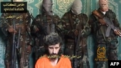 在星期三貼在YouTube和其他互聯網網站上的這個圖像﹐法國人質德尼阿萊要求法國人竭儘所能，確保他獲得釋放。