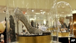 纽约萨克斯五大道精品百货店专卖的迪斯尼灰姑娘水晶鞋珍藏系列中的吉米周牌高跟鞋。（2015年3月9日）