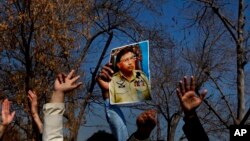 巴基斯坦前總理穆沙拉夫支持者法院外舉其照片抗議。