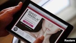 2013年8月28日，阿什利·麦迪逊网站创办人诺埃尔·比德曼在香港接受采访时在平板电脑上展示他的网站。该网站创办于2002年，是世界上最大的已婚男女线上交友网站。（路透社）