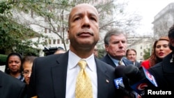 前新奥尔良市长纳金被判腐败罪名成立后离开法庭。（2014年2月12日）