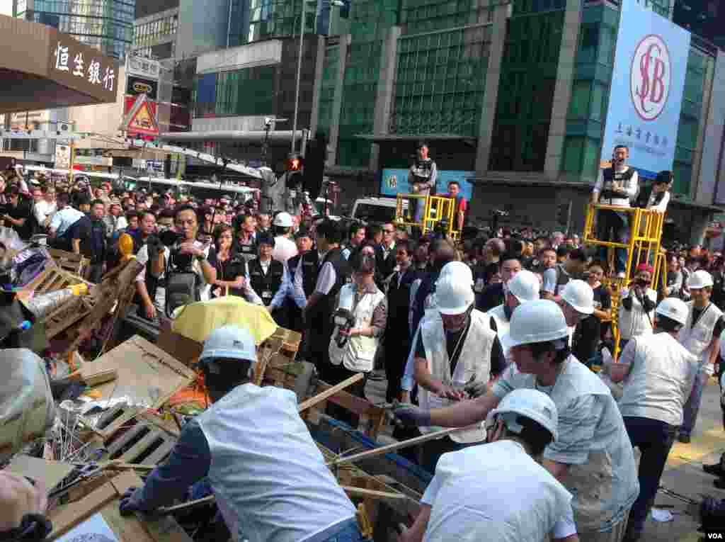 清理旺角占领区亚皆老街障碍物 (美国之音海彦拍摄)