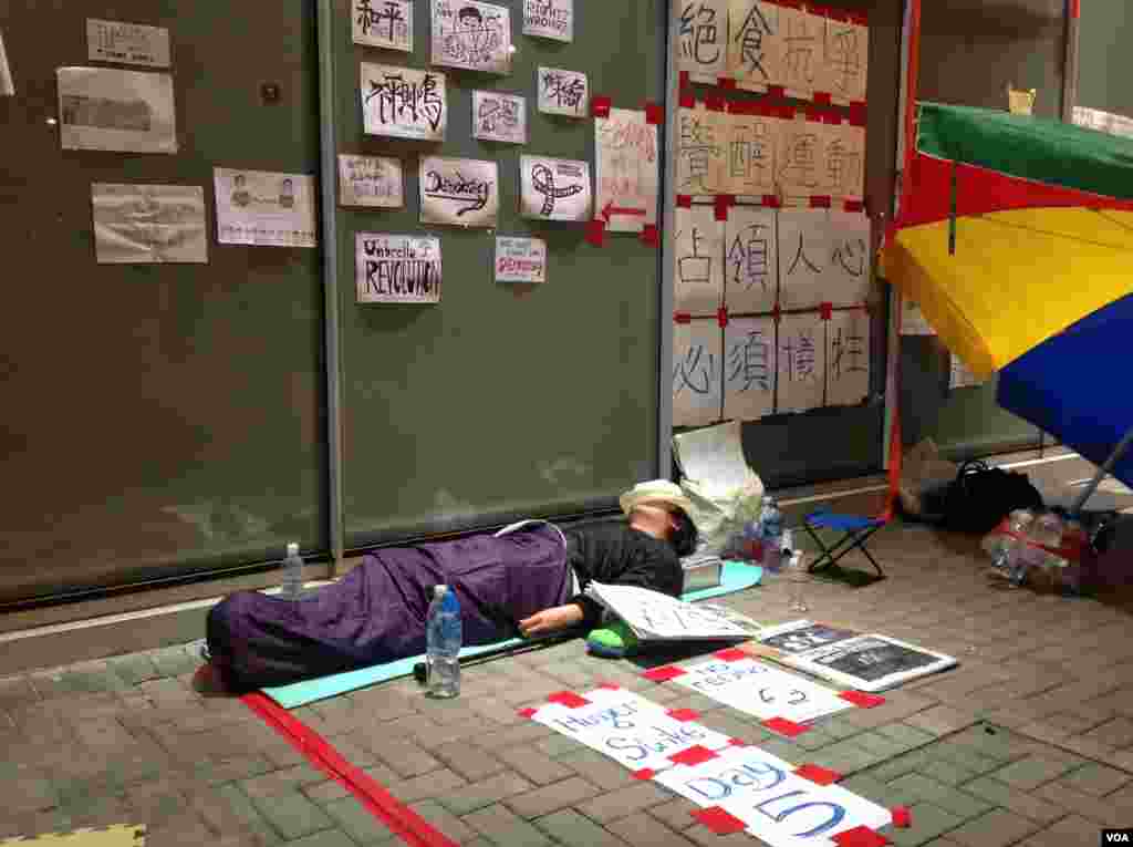 金鐘示威區人數銳減但仍有大批人堅守(美國之音海彥拍攝)