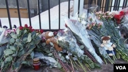 莫斯科美國大使館前俄鮮花(美國之音白樺拍攝)