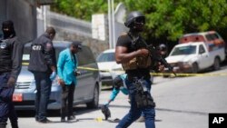 海地安全部队调查总统莫伊塞遇刺的总统官邸（7月7号）。