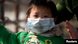 2013年12月3日上海雾霾天气中带口罩的男孩