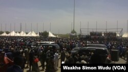 數以百計的人在朱巴參加南蘇丹人民解放運動的集會，總統薩爾瓦•基爾在集會上警告說，制裁有可能讓南蘇丹癱瘓。（2015年3月18日）