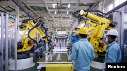 中國政府組織記者參觀上海愛馳汽車有限公司的車間。（2021年1月14日）