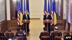 2015年2月5日乌美国国务卿克里克和乌克兰总统彼得·波罗申科（右）在基辅联合记者会