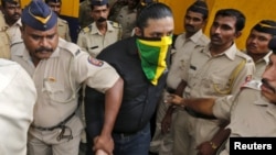 半蒙面的嫌疑人被印度警察押到法庭（2015年9月11日）