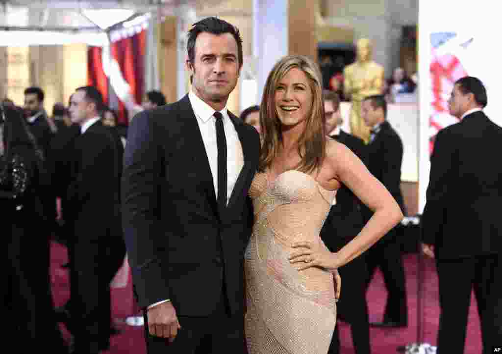 詹妮弗&middot;安妮斯顿（Jennifer Aniston）和贾斯汀&middot;瑟鲁（ Justin Theroux ）在洛杉矶杜比数字影院 （2015年2月22日）。詹妮弗&middot;安妮斯顿前一年收入 2100万美元，在福布斯女星收入榜上名列第四。中国观众在电视剧《老友记》(Friends，台湾译名《六人行》）里认识了她。