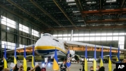 Президент Украины Владимир Зеленский посещает компанию «Антонов» (архивное фото) 