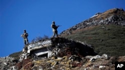 印度軍人在中印邊境海拔4700米的布姆拉站崗。