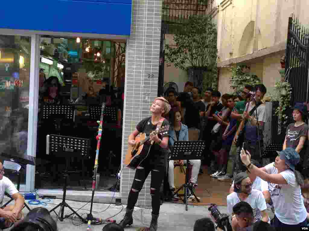 藝人何韻詩辦有種港人音樂會回應恐懼 (美國之音海彥拍攝)