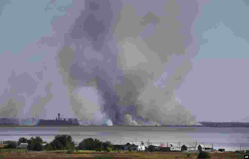 2014年8月26日炮击乌克兰东部新亚速斯克镇后升起的烟雾