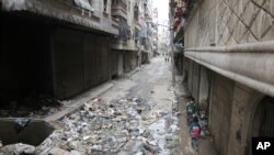 叙利亚儿童在阿勒颇街道上行走 (2016年2月12日)