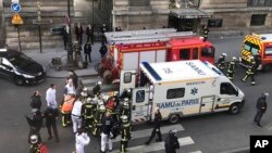 2017年2月3日卢浮宫出事后，有人受伤，被抬上救护车（Sheng Zihao提供给美联社的图片）