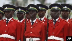 Rundunar 'Yansandan Najeriya a faretin da suka yi a bikin rnatsarda sabon shugaban kasa.