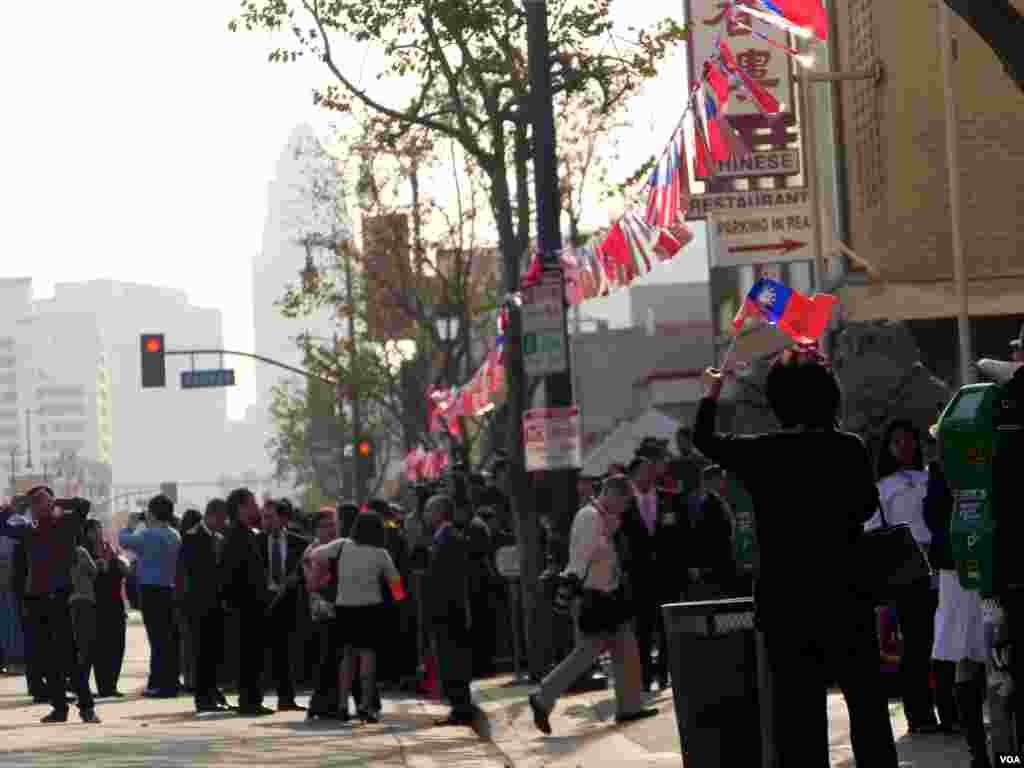 上百侨民到场等待马英九（美国之音国符拍摄）