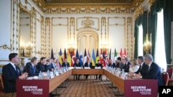 Премьер-министр Великобритании Кир Стармер (в центре) проводит саммит европейских лидеров для обсуждения ситуации в Украине в Ланкастер-хаусе, Лондон, воскресенье, 2 марта 2025 г. (Джастин Таллис/Pool через AP)