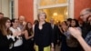 英国新任女首相特雷莎·梅受到政府工作人员的欢迎（2016年7月13日）