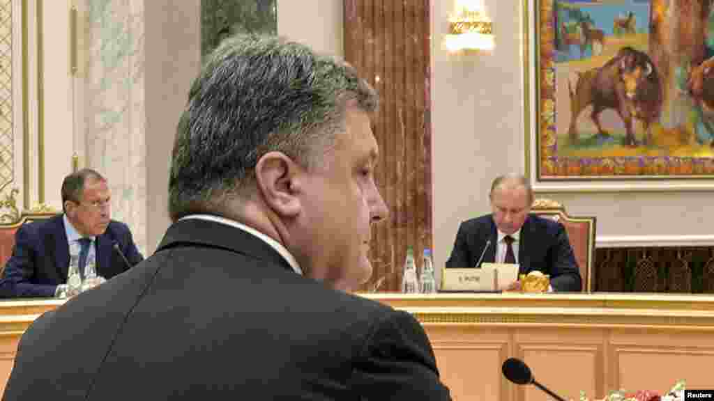 乌克兰总统佩特洛波罗申科（前）、俄罗斯总统普京（右）和俄罗斯外长拉夫罗夫与代表俄罗斯、白俄罗斯、哈萨克斯坦、乌克兰和欧盟的高级官员在明斯克会面
