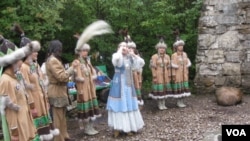 俄羅斯雅庫特地區。穿戴民族服裝的雅庫特民眾表演傳統歌舞(美國之音白樺)