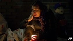 一名哀悼者在聆聽奧巴馬時哭泣