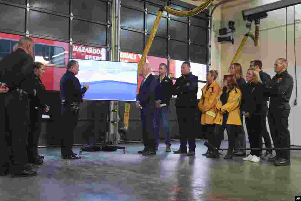 8 января 2025 года. Байден и губернатор Гэвин Ньюсом на брифинге калифорнийских пожарных в Санта-Монике. В последний месяц своего президентского срока Джо Байден одобрил выделение федеральной помощи для тушения пожаров в Калифорнии. Несколько крупных очагов возгорания в январе уничтожили целые районы в пригородах Лос-Анджелеса и повлекли за собой человеческие жертвы.&nbsp;